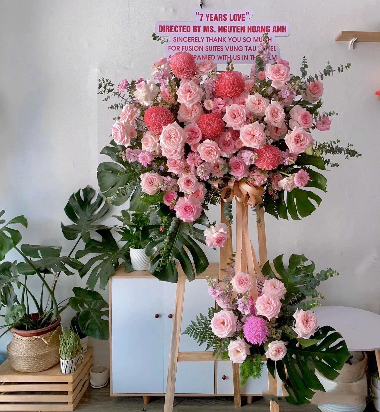 Kệ Hoa Chúc Mừng 2 Tầng Tone Hồng